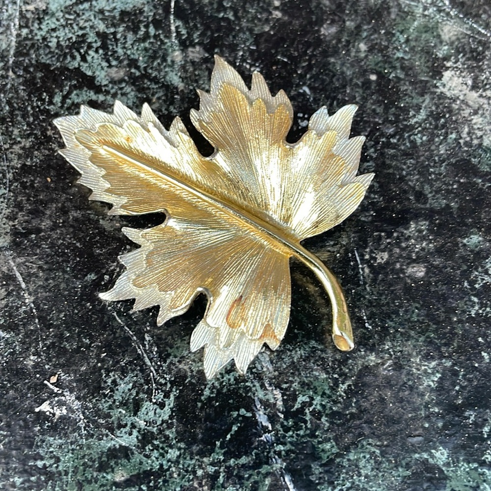 Vintage gold Sarah Coventry leaf brooch